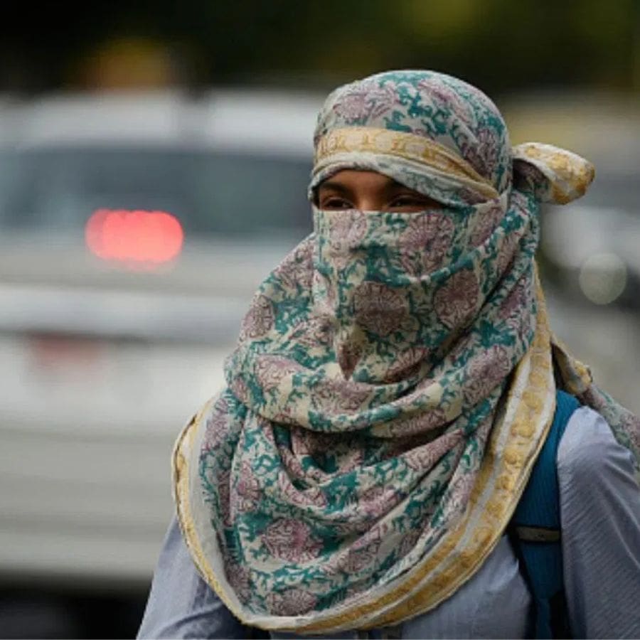 অনেক সময় সূর্যের ক্ষতিকর রশ্মির কারণেও চুলের ক্ষতি হয়, রং নষ্ট হয়। তাই চেষ্টা করুন সোজাসুজি সূর্যের তাপ যেন চুলে না লাগে। বাইরে বেরোলে ছাতা, স্কার্ফ ব্যবহার করুন। (এই প্রতিবেদনটি ‘আনন্দ উৎসব’ ফিচারের একটি অংশ।)