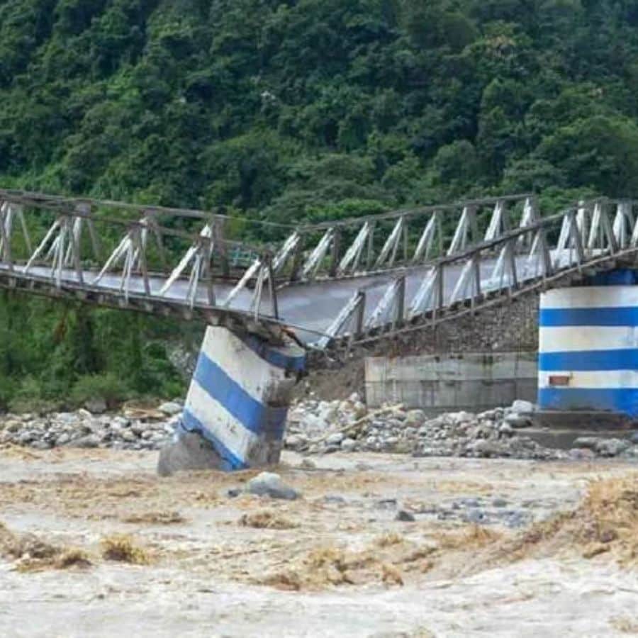 এর মাঝে যাঁরা এখনও পাহাড়ে আটকে আছেন, ফেরার পথ ধরবেন, বা যাঁদের এই সময় উত্তরবঙ্গে যাওয়ার পরিকল্পনা রয়েছে, টিকিট কাটা অথচ পরিকল্পনা বাতিল করতে ইচ্ছে করছে না, তাঁরা এই দুর্যোগের সময় নিজেদের নিরাপদ রাখতে সঙ্গে কয়েকটি জিনিস অবশ্যই রাখুন। 