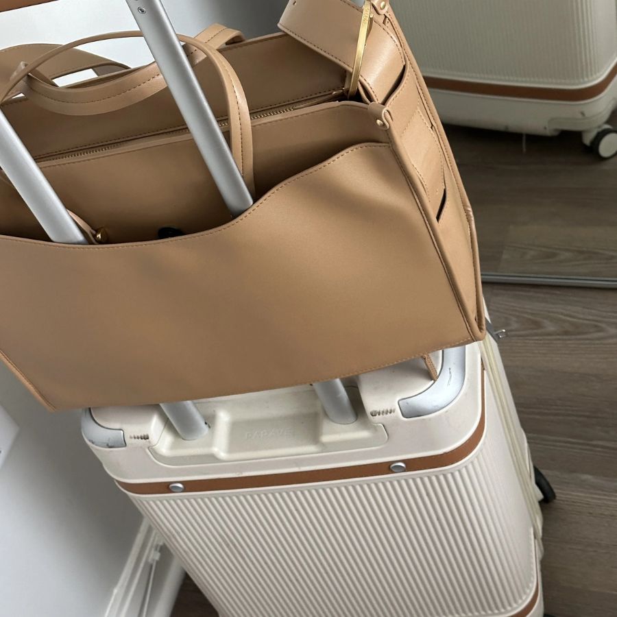 ব্যাগ এমন ভাবে গোছান যাতে প্রয়োজনীয় জিনিস দরকার হলেই চট করে পেয়ে যেতে পারেন। কোথায় কী রেখেছেন ব্যাগে সেটা মনে রাখুন। 