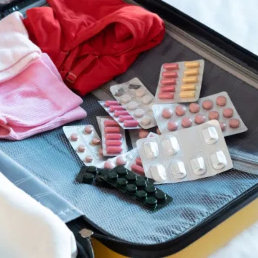 ওষুধ পত্র পর্যাপ্ত পরিমাণে রাখুন। যন্ত্রণা কমানোর স্প্রে, ব্যান্ডএইড-ও রাখুন সঙ্গে। 