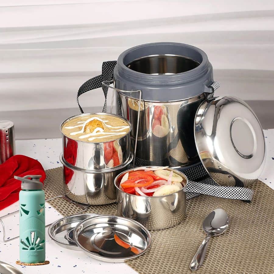 জলের বোতল এবং শুকনো খাবার রাখতে একদম ভুলবেন না। কোন রাস্তায় কত জ্যাম, গন্তব্যে পৌঁছতে কতক্ষণ লাগবে আপনি জানেন না। তাই আগে থেকেই প্রস্তুত থাকুন। 