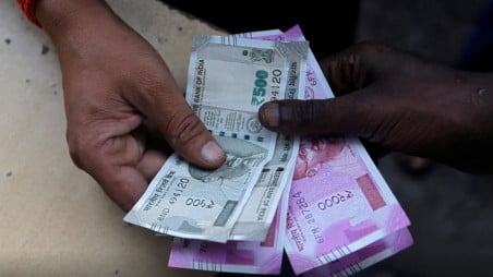 কোথায় ইন্টারনেটের কী অবস্থা হয়ে রয়েছে জানেন না এই দুর্যোগের সময়। তাই অনলাইন লেনদেনের বদলে ক্যাশে লেনদেন করুন। ব্যাগে পর্যাপ্ত ক্যাশ রাখুন। 