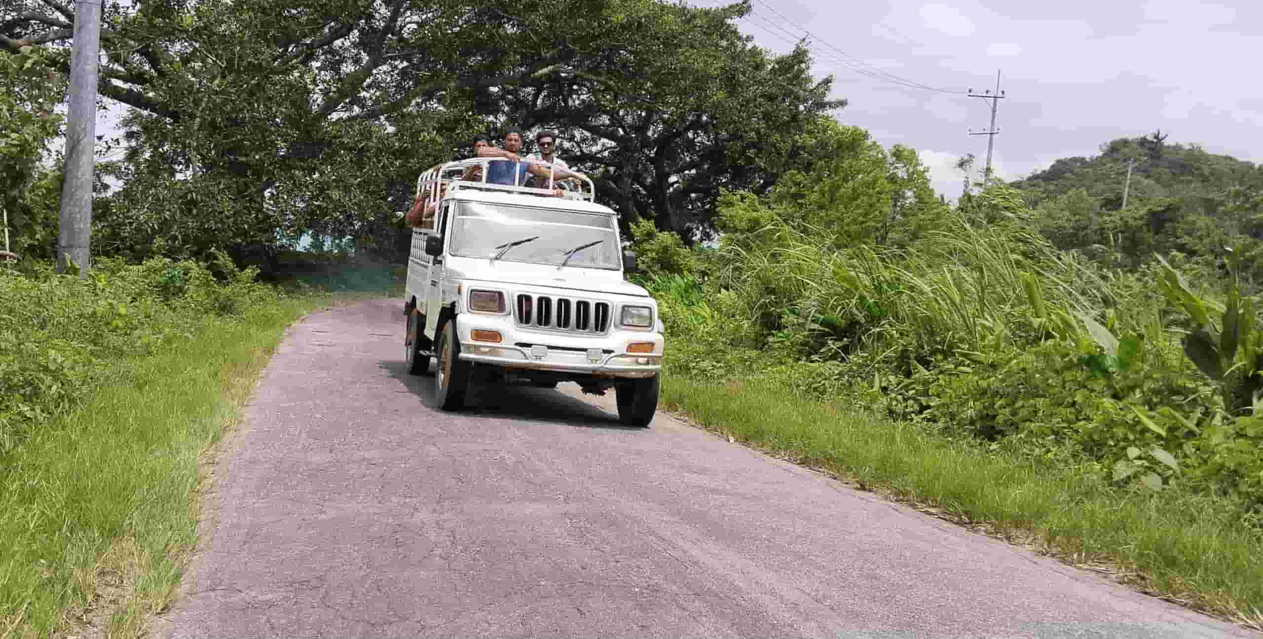 যানজটে কোথাও গাড়ি থামলে হুটহাট গাড়ি থেকে না নেমে পড়াই ভাল, স্থানীয় এবং গাড়ি চালকদের কথা শুনে চলার চেষ্টা করুন। (এই প্রতিবেদনটি ‘আনন্দ উৎসব’ ফিচারের একটি অংশ।)