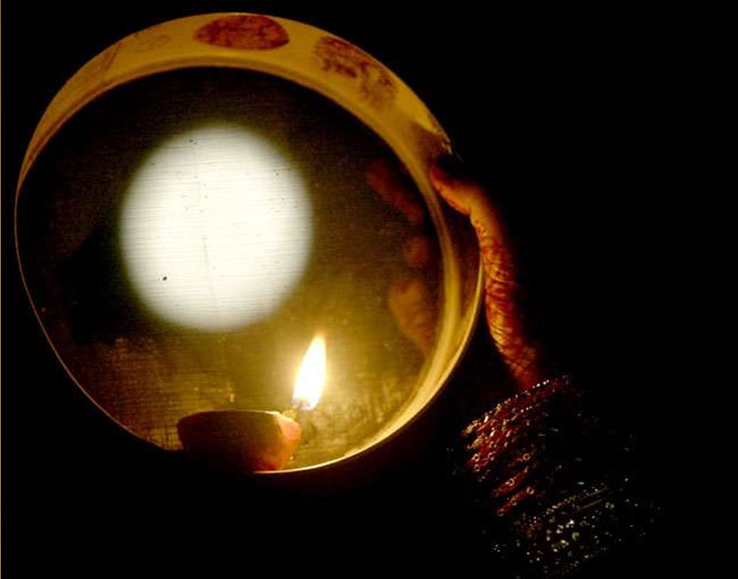  চলতি বছর, এই ব্রত পড়েছে বুধবার অর্থাৎ ৯ অক্টোবর। এই বছরও সার্বিক ভাবে বিবাহিত মহিলারা এই ব্রত পালন করবেন স্বামীর মঙ্গলের জন্য। কিন্তু এই ‘করবা চৌথ’ নামকরণের অর্থ কী? এর সঙ্গে চাঁদেরই বা কী সম্পর্ক? 