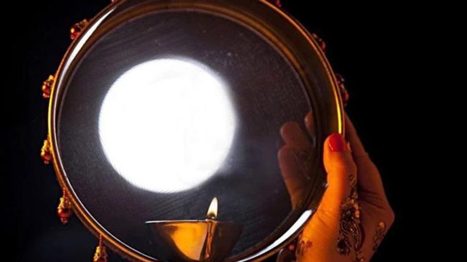 এ ছাড়াও, রাজস্থানের জয়পুরের কাছে বাঘেরওয়াস এবং সওয়াই মাধোপুরের বামতৌলি গ্রামেও একই ধরনের বিশ্বাস প্রচলিত। বামতৌলি গ্রামেও প্রাচীনকালে এক মহিলা স্বামী বিয়োগের পর এই ব্রতকে অভিশাপ দিয়েছিলেন বলে মনে করা হয়। তাই এই গ্রামগুলির মহিলারাও করবা চৌথ ব্রত পালন করা থেকে বিরত থাকেন।