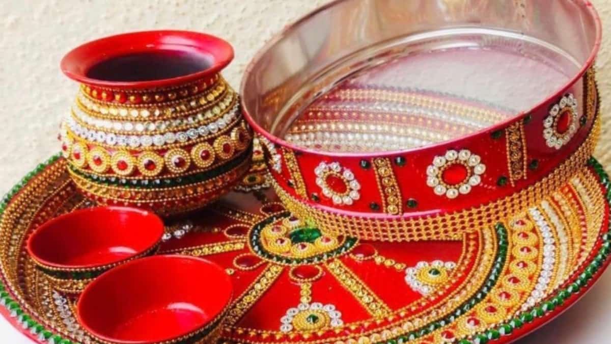  ‘করবা চৌথ’-এর রীতি অনুযায়ী, সূর্যোদয় থেকে সূর্যাস্ত কিছু খেতে পারবেন না ব্রতীরা। এমনকী জলপানও নিষিদ্ধ। 