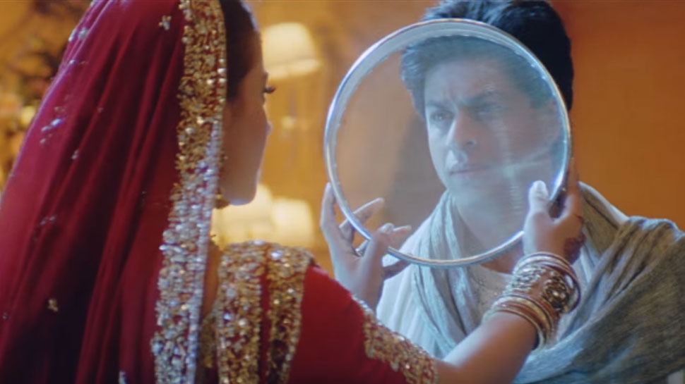 এ বার আকাশে চতুর্থীর চাঁদ দেখা দিলে তা চালুনির মধ্য দিয়ে দেখেন মহিলারা। 