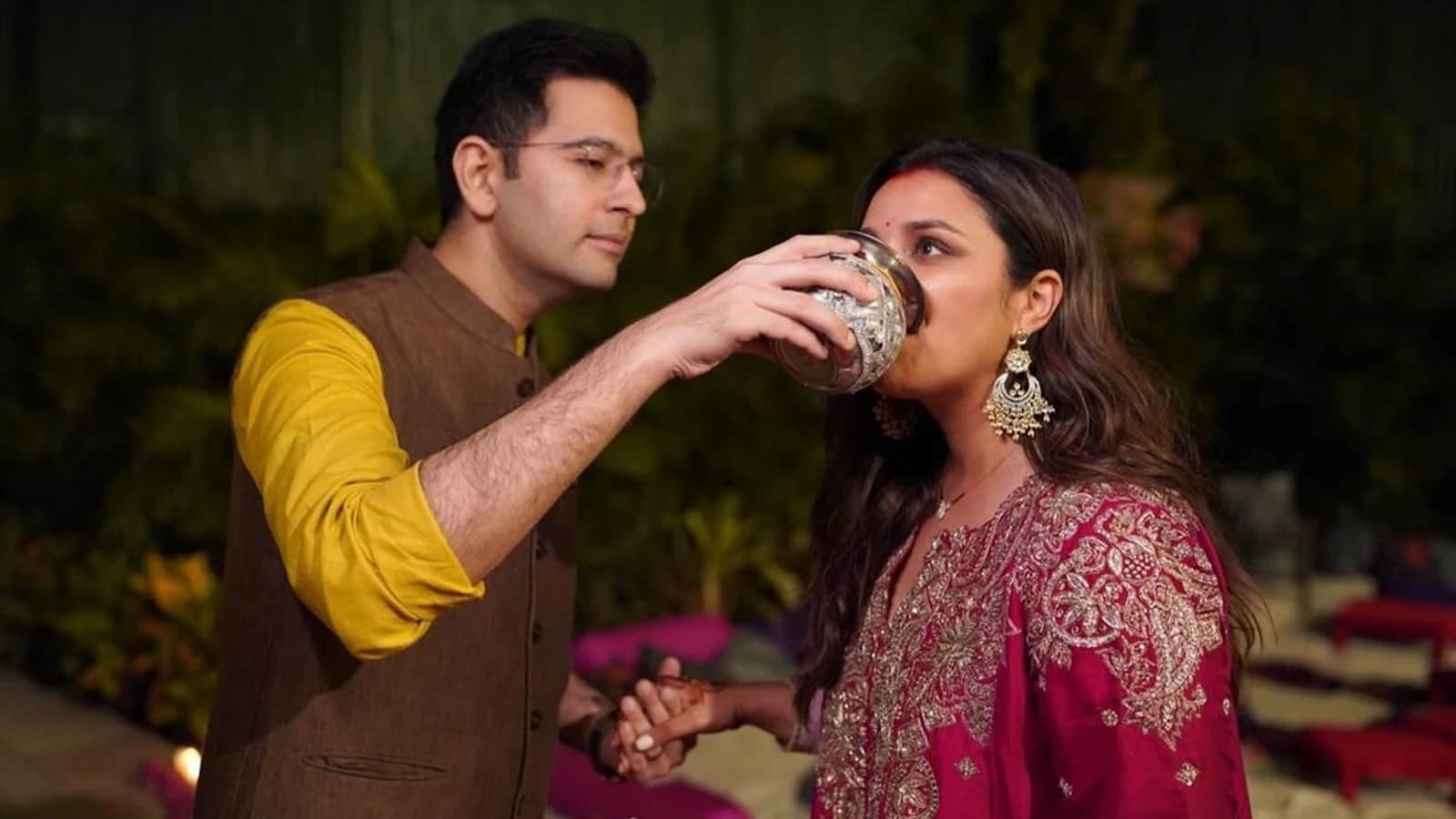 এ বার বরণ ডালা থেকে জলের পাত্র নিয়ে স্ত্রীর মুখের সামনে ধরেন স্বামীরা। সেই জল পান করিয়েই স্ত্রীর উপবাস ভঙ্গ করেন তাঁরা।  (এই প্রতিবেদনটি ‘আনন্দ উৎসব’ ফিচারের একটি অংশ।) 