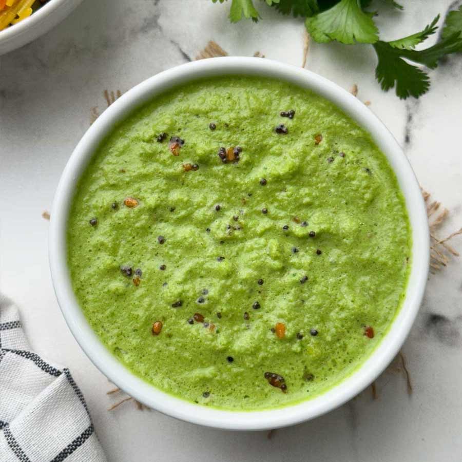 নারকেল দিয়ে তৈরি করুন সবুজ চাটনি।