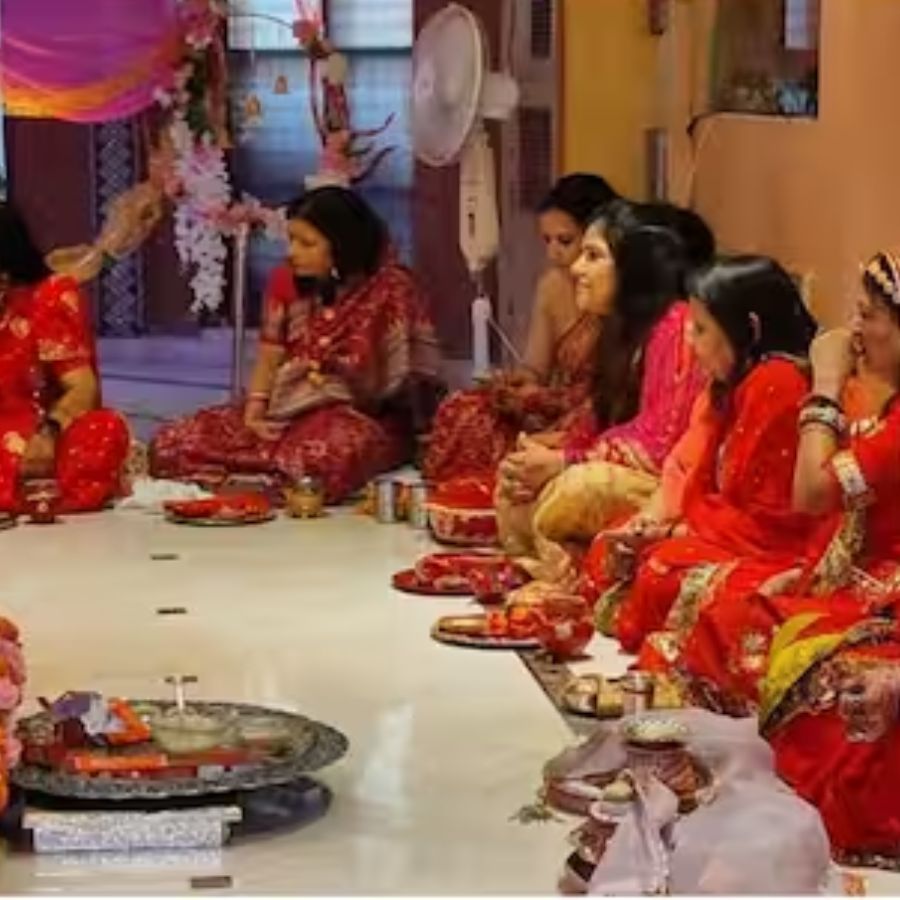 এ বছর অর্থাৎ ২০২৫ সালে করবা চৌথ পালিত হবে নয়ই অক্টোবর, শুক্রবার। এটি কার্তিক মাসের কৃষ্ণপক্ষের চতুর্থী তিথিতে অনুষ্ঠিত হয়। উদয় তিথি অনুসারে, এ বছর নয় অক্টোবর এই ব্রত পালন করা হবে।