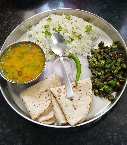 হালকা স্ন্যাকস খাওয়ার অন্তত এক থেকে দেড় ঘণ্টা পর ডিনার করুন। খুব বেশি মশলাদার বা তেলযুক্ত খাবার খাবেন না। সহজপাচ্য খাবার বেছে নিন। যেমন, রুটি/ভাত, ডাল, এবং হালকা সবজির তরকারি।