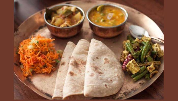 উপবাস ভাঙার পর কখনওই এক বারে পেট ভরে খাবেন না। এক সঙ্গে বেশি খাবার খেলে হজমের সমস্যা হতে পারে। অল্প অল্প করে খান এবং কিছু ক্ষণ পর আবার খান। ধীরে ধীরে চিবিয়ে খাবার গিলুন।