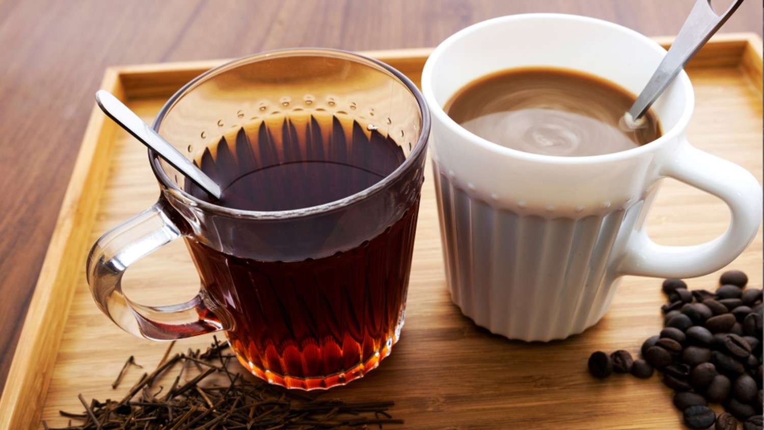 চা বা কফি (ক্যাফেইন) বেশি পরিমাণে খাবেন না। এটি অ্যাসিডিটি বা বুক জ্বালার সমস্যা বাড়াতে পারে। এক বারে অনেক মিষ্টি বা চিনিযুক্ত খাবার খাওয়া ঠিক নয়। এতে দ্রুত সুগার লেভেল বাড়ে, যা পরে ক্লান্তি আনতে পারে।