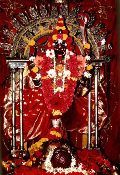 সেই ভঙ্গিতেই তৈরি হয় দক্ষিণাকালীর প্রথম মূর্তি।