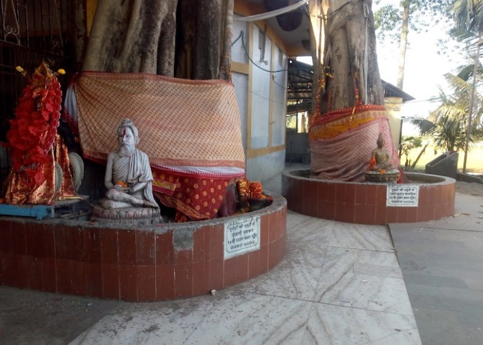 স্থানীয় লোককথা অনুসারে, এই অঞ্চলের ইতিহাসের সঙ্গে দেবী চৌধুরানীর যোগ রয়েছে। কিংবদন্তী ডাকাত রানি দেবী চৌধুরানী ও তাঁর গুরু ভবানী পাঠক এই এলাকায় রাজত্ব করতেন। মনে করা হয়, দেবী চৌধুরানী এই মন্দিরে নিয়মিত পুজো দিতে আসতেন। এই লোককথা মন্দিরের ঐতিহাসিক গুরুত্ব আরও বাড়িয়েছে।