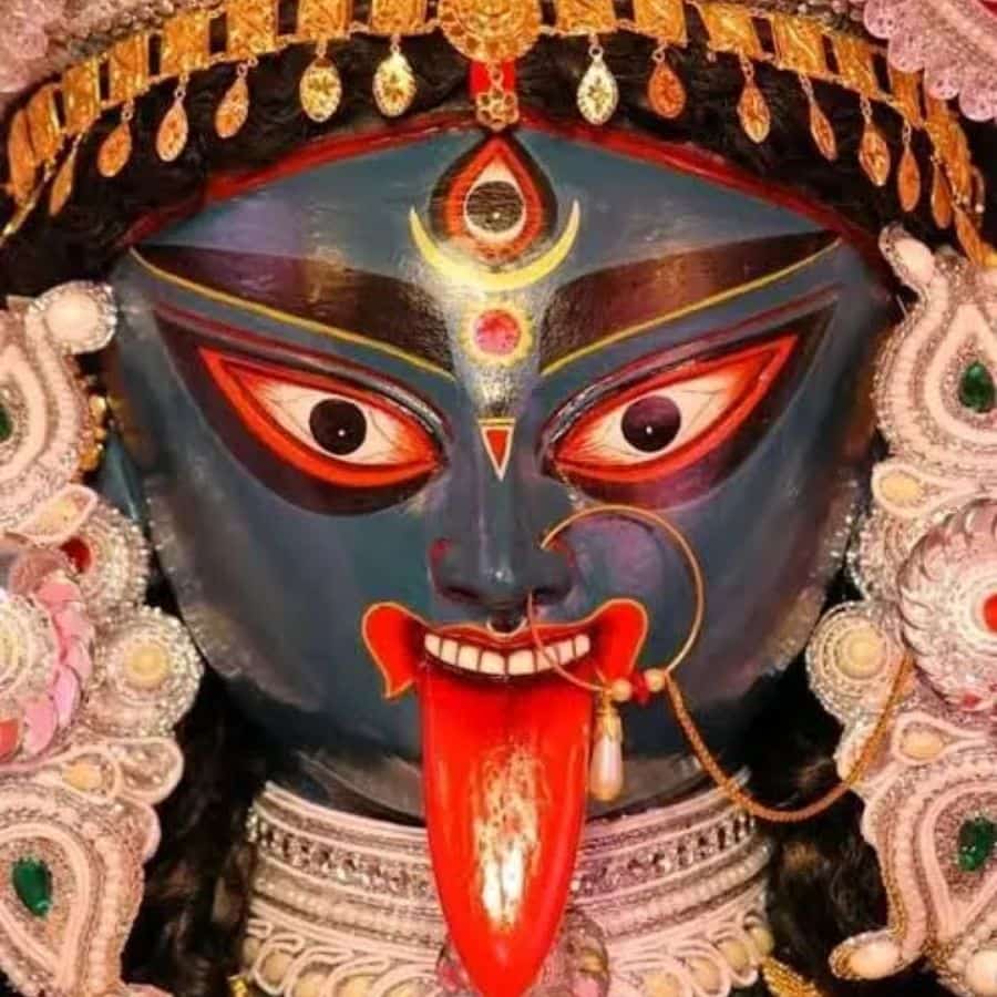 এর পর থেকেই দেবী কালী বাঙালির ঘরে ঘরে পৌঁছে যান ভয়ের নয়, স্নেহের দেবী হয়ে। কৃষ্ণানন্দের হাত ধরেই শুরু হয় নবদ্বীপের আগমেশ্বরী কালীপুজো— আজও যা বাংলার প্রাচীনতম।