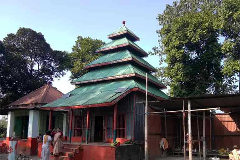 এ ছাড়া, এই মন্দিরটি যেহেতু তিস্তা নদীর তীরে অবস্থিত, তাই এর নাম ত্রিস্রোতা শক্তিপীঠ। এখানে ভক্তরা তিস্তা নদীতে স্নান করে নতুন কাপড় পরে দেবীদর্শনে যান। সারা বছরই এখানে ভক্তদের ভিড় লেগে থাকে।