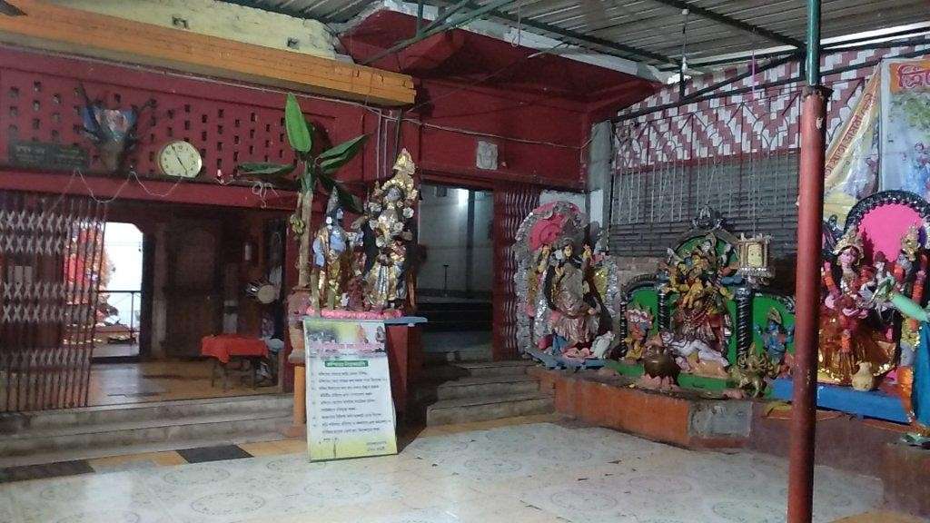 মন্দিরের নির্মাণশৈলী খুব প্রাচীন না হলেও এর পবিত্রতা শত শত বছরের পুরনো। দেবী এখানে দিবারাত্র ভক্তদের জন্য জাগ্রত থাকেন বলে বিশ্বাস করা হয়। প্রতি মঙ্গল, শনি ও রবিবার এবং অমাবস্যা ও পূর্ণিমায় দেবীর বিশেষ পুজো হয়। প্রতি বছর শরৎকালে দুর্গাপুজো ও কার্তিক মাসে কালীপুজো সাড়ম্বরে অনুষ্ঠিত হয়।