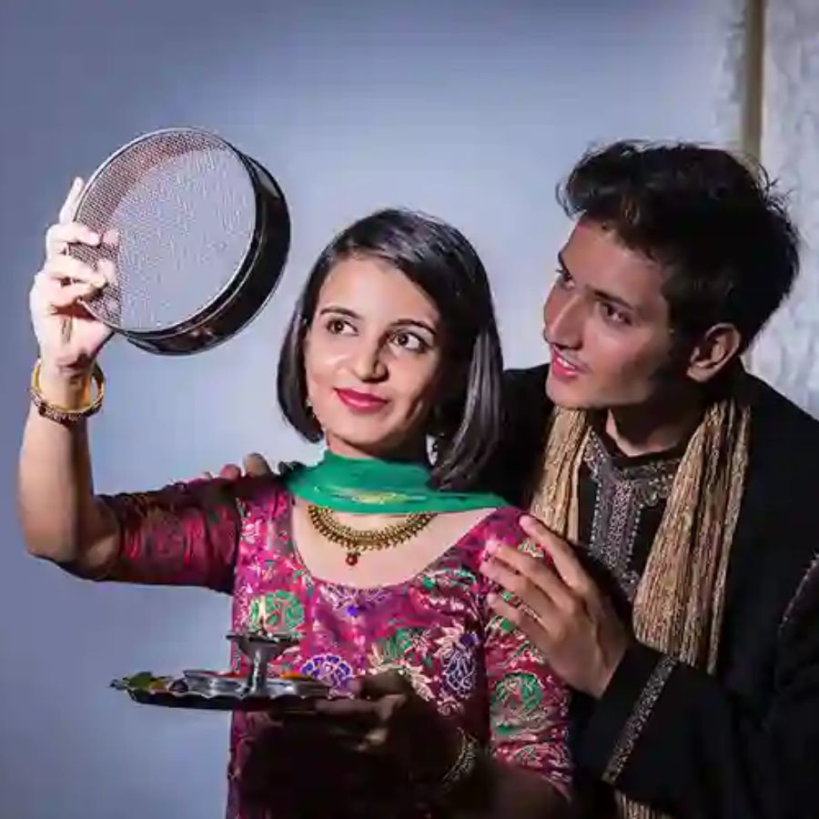  এই বিশেষ দিনেই চন্দ্রদেবতার কাছে স্বামী মঙ্গলের জন্য প্রার্থনা করে থাকেন স্ত্রীরা। 