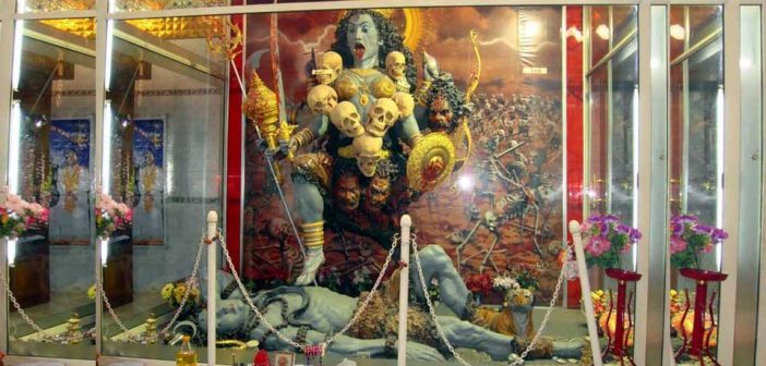 এই মন্দিরের দেবী কালাট কালীমাতা বা কালাটেশ্বরী কালী নামে পরিচিত। কালী এখানে জাগ্রত দেবী হিসেবে পূজিতা হন। দেবী এখানে শক্তির প্রতীক, যিনি অশুভের বিনাশ করেন। স্থানীয় ভক্তদের কাছে এটি এক পবিত্র তীর্থস্থান।