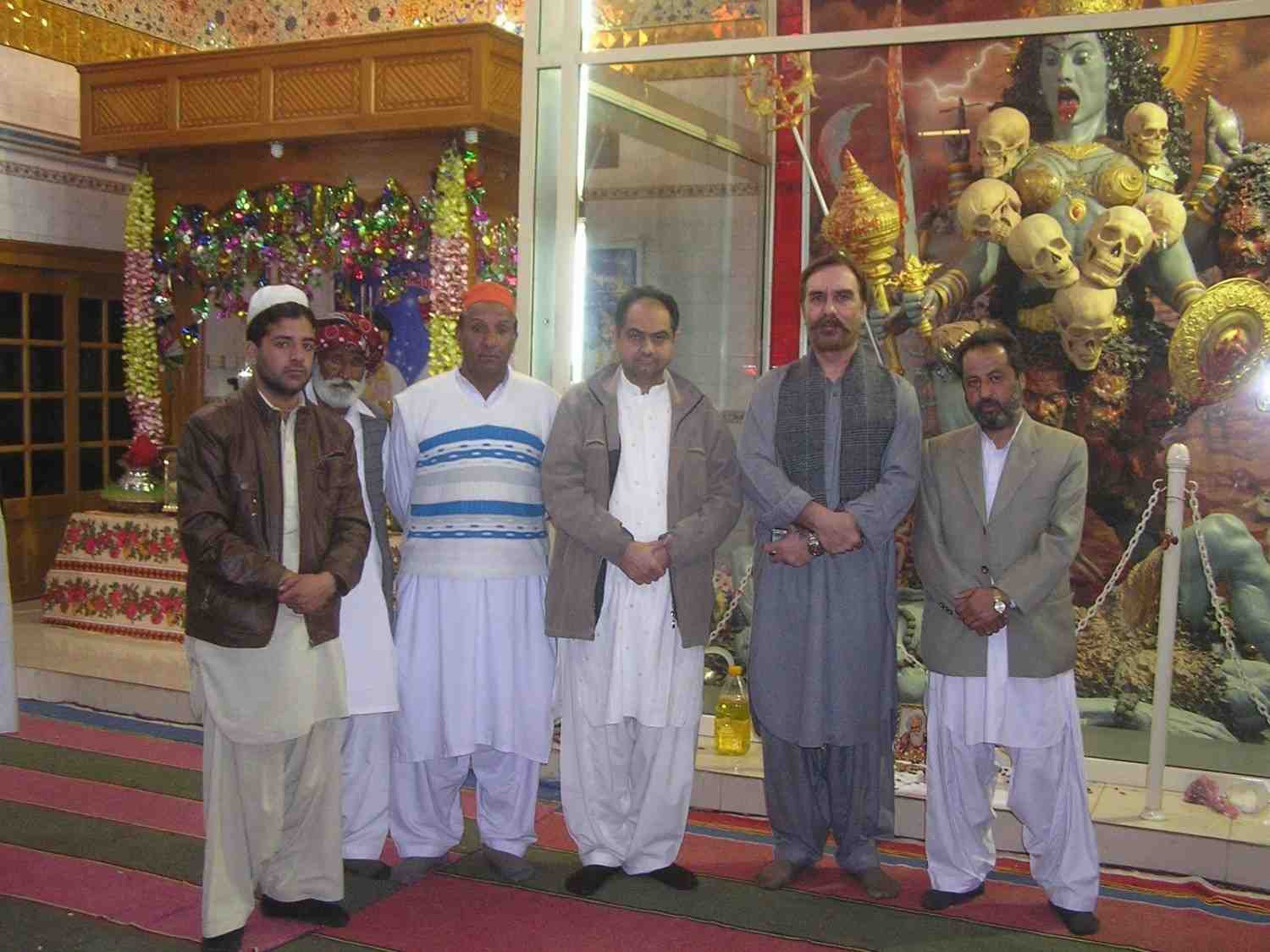 এই মন্দিরের সবচেয়ে গুরুত্বপূর্ণ দিক হল, এখানে মুসলিম ভক্তরাও পুজো দিতে আসেন। তাঁরা দেবীকে শ্রদ্ধা জানান এবং নিজেদের মনোবাঞ্ছা পূরণের জন্য প্রার্থনা করেন। বালোচিস্তানের মুসলিম মহল্লায় এমন একটি কালী মন্দির থাকা এক বিরল দৃশ্য। এটি দুই সম্প্রদায়ের মধ্যে ভালবাসার এক অনন্য উদাহরণ।