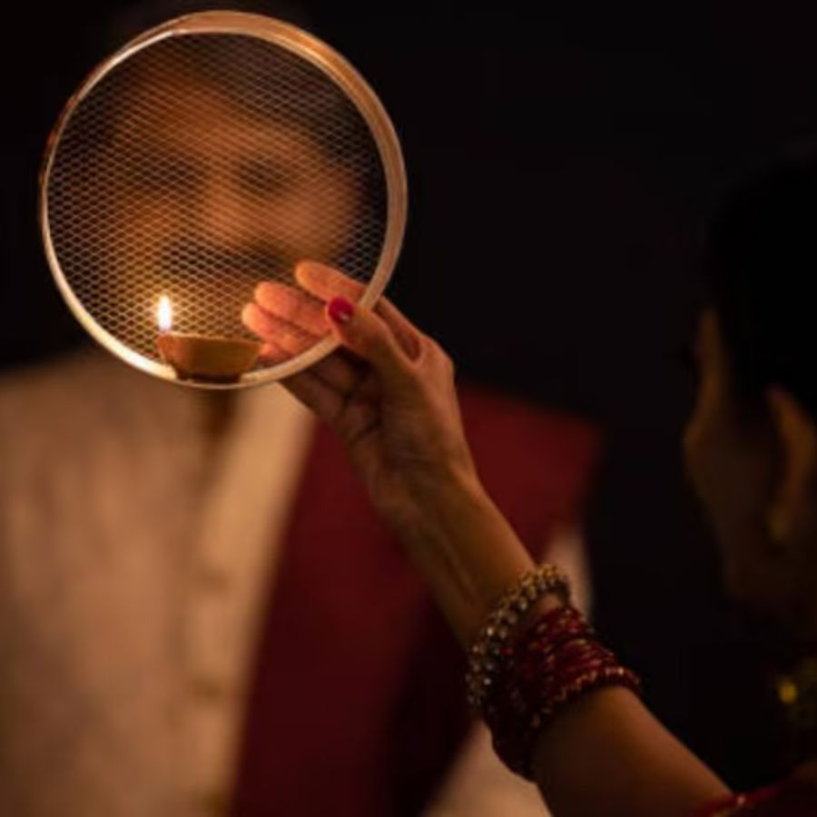  কেউ বলছেন, এই বছর করবা চৌথ পড়েছে ৯ অক্টোবর। 