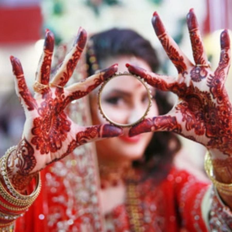 কলকাতায়, পুজোর শুভ মুহূর্ত ১০ অক্টোবর, সন্ধ্যা পাঁচটা বেজে ১৬ মিনিট থেকে ছ’টা সাতটা বেজে ২৯ মিনিট। 