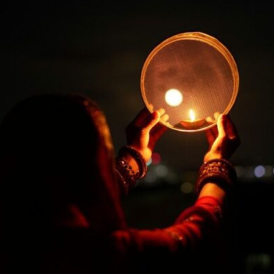 ১০ তারিখ চন্দ্রোদয়ের সময় রাত সাতটা বেজে ৪২ মিনিট।