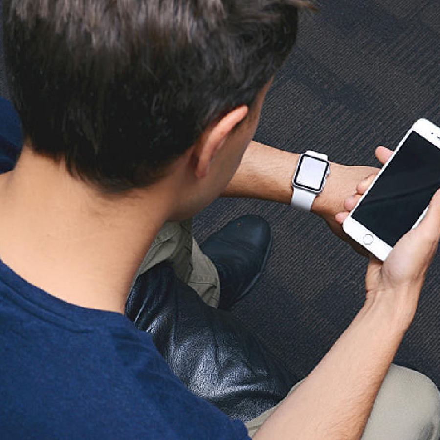 এমন ভঙ্গিতে বসে থাকলে দেহ মস্তিষ্ককে সঙ্কেত পাঠায় যে, মন ভাল নেই।