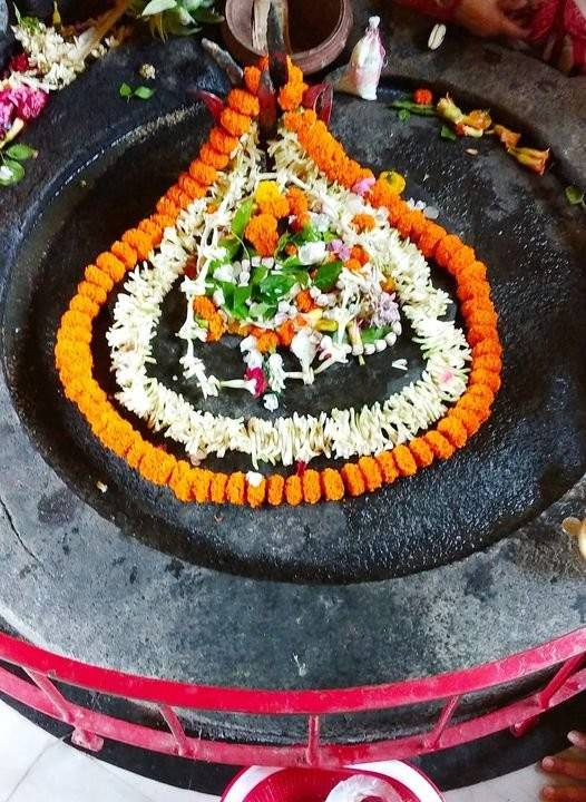 বুড়ো শিব মন্দিরের উৎপত্তির ইতিহাস আজও রহস্যে ঢাকা! জনশ্রুতি এবং ফলকের দাবি অনুসারে, এই মন্দিরের বয়স ২০০০ বছরেরও বেশি। ফলকে উল্লেখ আছে, এই শিবলিঙ্গের পুজো নাকি বাণ রাজার আমল থেকে শুরু হয়েছিল! বাণ রাজার আমল বলতে প্রাচীনত্ব বোঝানো হয়।