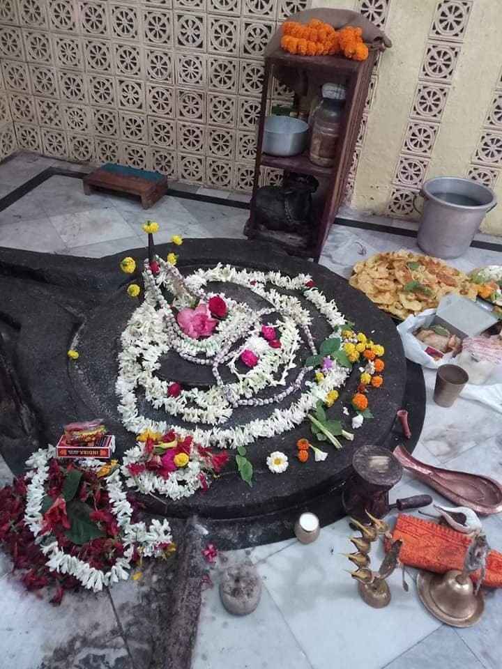 এই শিবলিঙ্গটি স্বয়ম্ভূ (স্বয়ং উৎপন্ন) বলে পরিচিত! প্রচলিত কাহিনি অনুসারে, এলাকার এক ব্রাহ্মণের গরু রোজ জঙ্গলে যেত। সেই গরু ফিরে এলে দেখা যেত তার সমস্ত দুধ শেষ! ব্রাহ্মণ এক দিন অনুসরণ করে দেখেন, গরুটি একটি শিলাখণ্ডের উপরে দুধ ঢেলে দিচ্ছে!