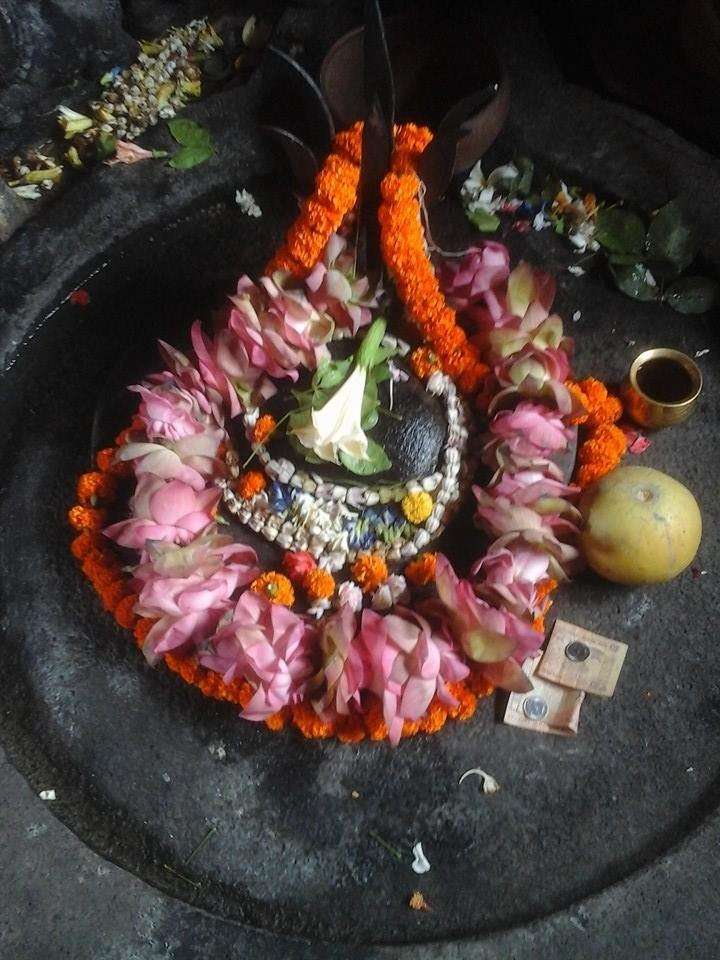 সেই রাতেই ব্রাহ্মণ স্বপ্নে মহাদেবের দর্শন পান! মহাদেব তাঁকে শিলাখণ্ডটি সরিয়ে গঙ্গার তীরে মন্দির নির্মাণের নির্দেশ দেন! ব্রাহ্মণ দরিদ্র হওয়ায় স্থানীয় জমিদার রাজা সুধারাম ঘোষালকে বিষয়টি জানান। রাজার নির্দেশে তাঁর ভাই দেওয়ান হরনাথ ঘোষাল ১৭০৮ সালে মন্দিরটি নির্মাণ করেন।