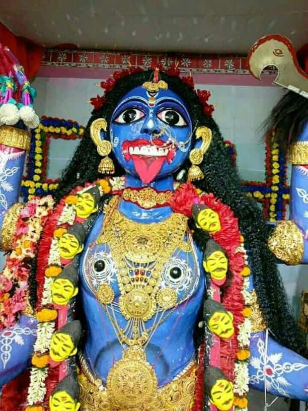 তাই রাস পূর্ণিমার পরের শুক্রবারেই শুরু হল পুজো। সেই থেকে ও ভাবেই দেবী পুজো পেয়ে আসছেন। 