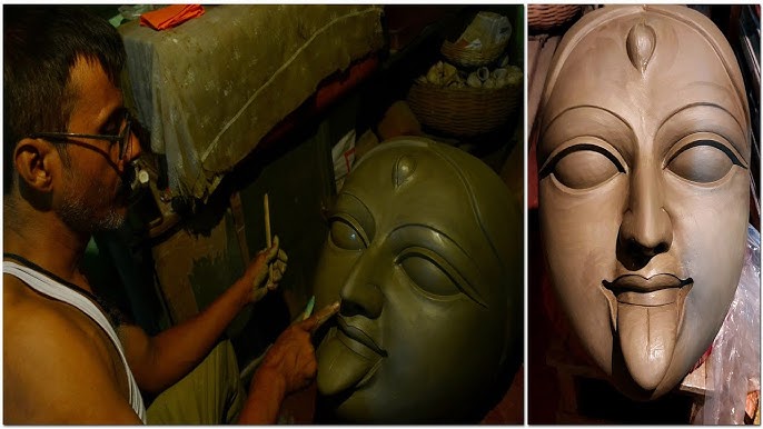 পাল মহাশয় শেষ মুহূর্তে রং করছেন দেবীমূর্তি। 