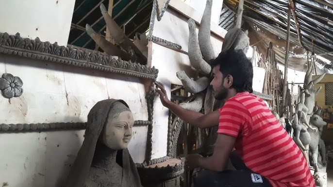 শীতের বেলা। রোদের তেমন তেজ নেই, তাই লম্ফ তুলে ধরেছেন দেবীর মুখের কাছে। আলোর আভা সোজা মুখে গিয়ে পড়ছে। ফোঁস করে নিঃশ্বাস ফেলল যেন কেউ! লম্ফখানি গিয়ে পড়ল দূরে, থরথরিয়ে কেঁপে উঠলেন পাল মশাই। 