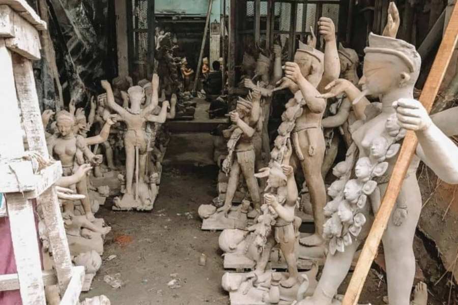 দেবীর মুখে তাপ লেগেছে, তাই তিনি রেগে গিয়েছেন। “মা'রে ভুল হয়ে গিয়েছে। ক্ষমা কর, বুঝতে পারিনি।” 