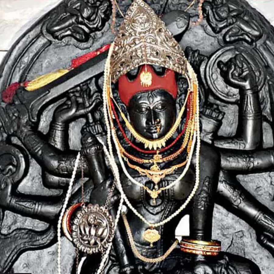  দীপান্বিতা অমাবস্যা রাতেই দেবী কালীর মহাপুজো হয়ে আসছে শতাধিক বৎসর ধরে। সেই ছোট্ট অজানা গ্রাম দেবীর পাদস্পর্শে খ্যাত হল কালিকাপুর নামে। মহিষাসুরমর্দিনীর কালী হয়ে ওঠা সচরাচর দেখা যায় না। কিন্তু কাটোয়ার কালিকাপুর অধিষ্ঠাত্রী দেবী কালী অষ্টভুজা মহিষাসুরমর্দিনী কালী!