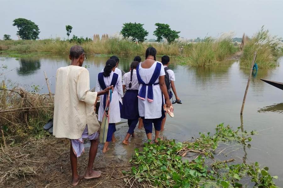 কালিকাপুরে এক দরিদ্র ব্রাহ্মণ এ বার একই স্বপ্নাদিষ্ট হন। তিনি দ্বিধা করেননি।  নদীতে নামেন এবং ওই অপরূপা মূর্তি পান। দেবীকে নিজ গ্রামে প্রতিষ্ঠা করেন তিনি। তখন থেকেই ওই মূর্তি পুজো চলে আসছে। 