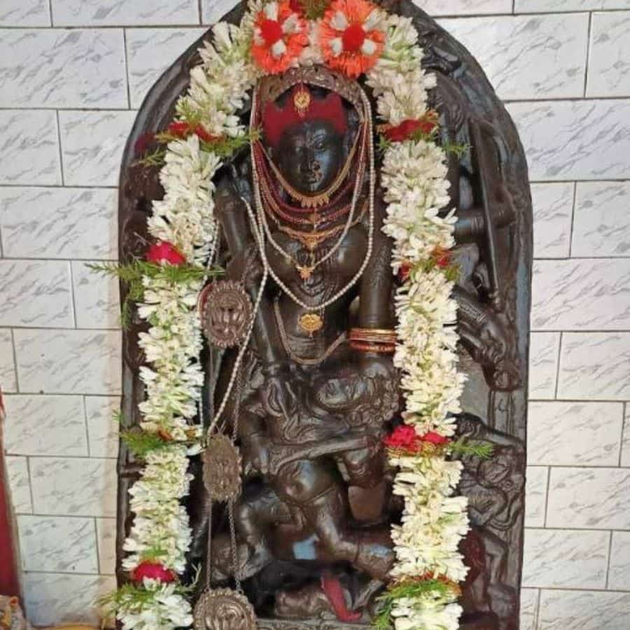 কালের নিয়মে মন্দির এক সময়ে ধ্বংস হয়ে যায় এবং নদীর মধ্যে অবহেলায় পড়ে থাকে মূর্তিটি। পরে অষ্টাদশ শতকের গোড়ার দিকে কালিকাপুরের মানুষ মূর্তিটি উদ্ধার করে এনে প্রতিষ্ঠা করেন এবং দেবীর নামেই গ্রামের নাম হয় কালিকাপুর।