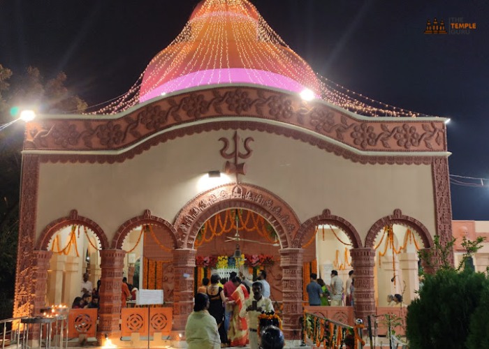 বর্তমানে কালিকাপুরের কালীমন্দিরের সেবায়েত রতন মুখোপাধ্যায়। তিনি জানান, তাঁর  ঠাকুরদার বাবার সময় থেকে তাঁরা দেবীর বংশানুক্রমিক সেবায়েত ও পূজারী। তার আগে বহু সন্ন্যাসী ও গৃহী এই মন্দিরের সেবার দায়িত্ব সামলেছেন।