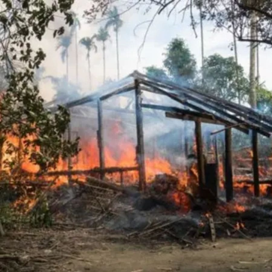 এক বার খরার সময়ে গ্রামে বীভৎস আগুন লাগে। কিছুতেই আগুন নেভানো যাচ্ছিল না। এমন সময়ে গ্রামের বাইরে ধানজমির আলে এক ব্যক্তি একটি বাচ্চা মেয়েকে হেঁটে আসতে দেখেন। তিনি জিজ্ঞাসা করেন, কোথায় যাচ্ছো মা ? বাচ্চা মেয়েটি উত্তর দেয়, আমার কালিকাপুর গ্রাম পুড়ে যাচ্ছে, আমি যাবো না ? 