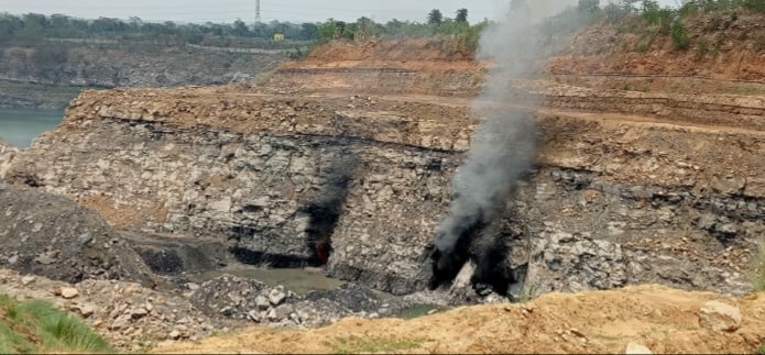 তার পরেই বিনা মেঘে বজ্রপাত হয় এবং গ্রামে বৃষ্টি নামে। আগুন নিভে যায়। 
