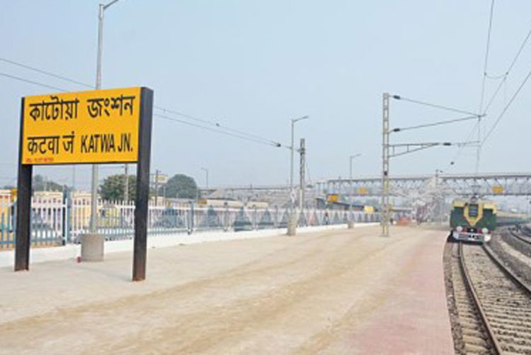 পথ নির্দেশ ~ হাওড়া কাটোয়া ট্রেন রুটে অগ্রদ্বীপ স্টেশন থেকে পনেরো মিনিটের অটোপথ। তথ্যঋণ: গ্রামের পুরোহিত বংশজ সৌম্যদীপ ভট্টাচার্য।   (এই প্রতিবেদনটি ‘আনন্দ উৎসব’ ফিচারের একটি অংশ।)