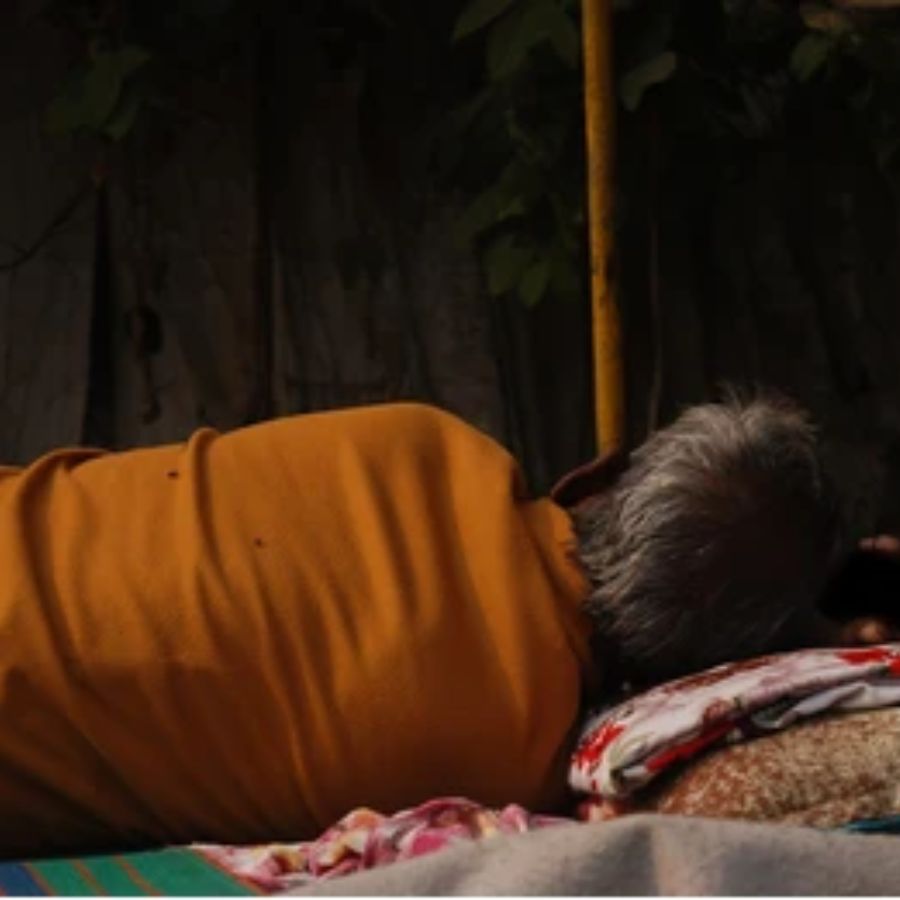 ঘুম ভেঙে যায়। বালক মনে মনে বলে, “আশ্চর্য! তুমি জানো না, আমি সাঁতার জানি না? নেহাতই ছেলেমানুষ! আমি করব কী? যাও বড়দের বল গিয়ে...” আবার তন্দ্রা এসেছিল বালকের। আবার স্বপ্নে আসে সেই মেয়ে। এ বার কঠিন আদেশ, “তোকে বললাম না, আমাকে নিয়ে আয়?”