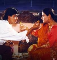 সারা দিন উপবাসে থাকার পর রাজের হাতে খাবার খেয়ে ও জল পান করেই উপবাস ভঙ্গ করে সিমরন। দশক পেরিয়েও অনুরাগীদের কাছে শাহরুখ খান ও কাজলের এই দৃশ্য আজও অমলিন। 