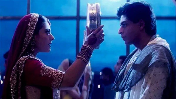 ‘বোলে চুড়িয়া’ গানের একটি দৃশ্যের সঙ্গেই দেখা যায় কাজল অর্থাৎ অঞ্জলি চালুনির মধ্য দিয়ে শাহরুখ অর্থাৎ রাহুলকে দেখছেন। তার পর স্বামীর পা ছুঁয়ে প্রণাম করতে গেলেই আটকায় অঞ্জলিকে আটকায় রাহুল। 