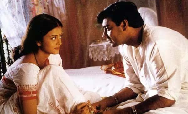  সমীরকে (সলমন) ভালবাসার পরেও ধনরাজের (অজয়) জন্য করবা চৌথের ব্রথ রেখেছিল নন্দিনী (ঐশ্বর্যা)। 