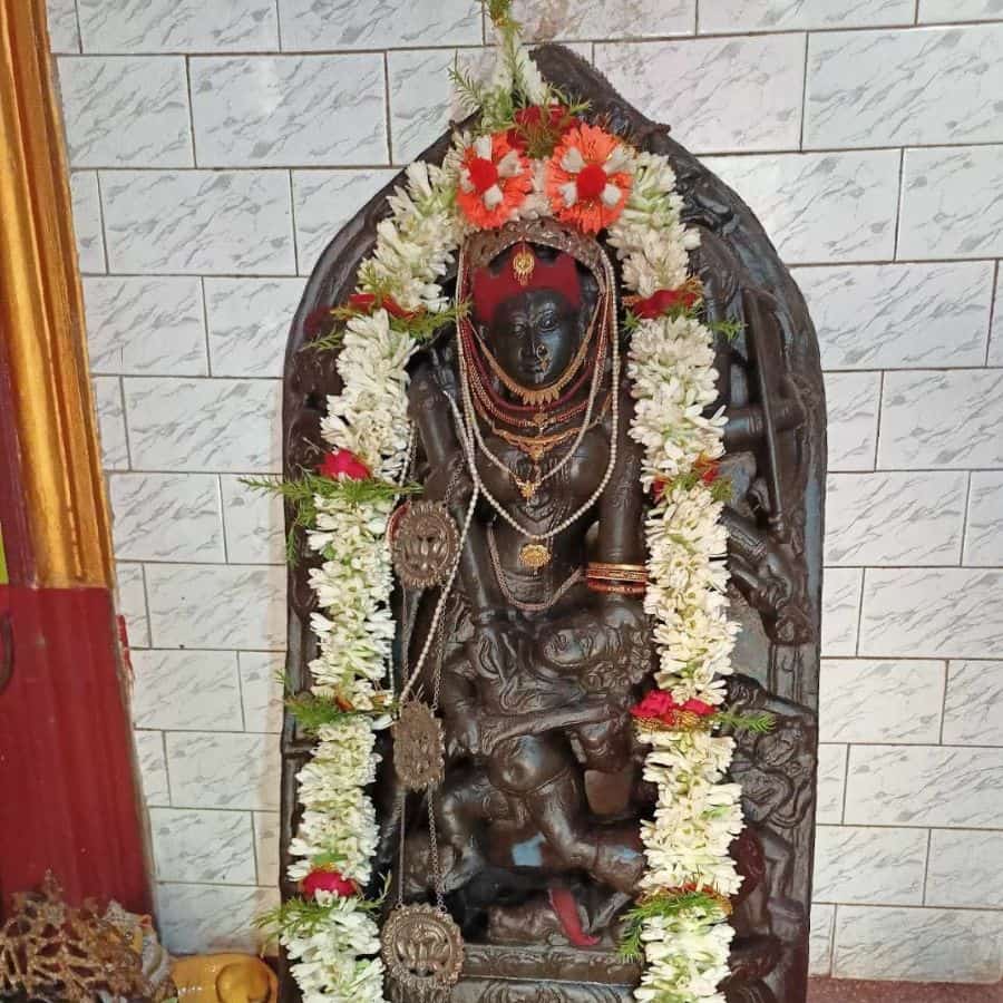 দেবীর নির্দেশ পেয়ে বসে রইলেন না ব্রাহ্মণ। অবশ্য মা ডাক দিলে সন্তান কী ভাবে উপেক্ষা করতে পারে! একা একাই তিনি এলেন নদীর পাড়ে। “জয় মা” বলে খরস্রোতা তটিণীর জলে ডুবসাঁতার দিয়ে হাতড়ালেন চার পাশ। সময় বাড়ে, বুকে চাপা কষ্ট উঠে আসে। আর পারছেন না তিনি। তবে কী তিনি পাবেন না?  ঠিক, সেই সময়েই নদীর তলদেশে দৃশ্যমান হয় এক অপূর্ব জ্যোতি! ঘন কালো শিলায় খোদিত এক অপরূপা মাতৃ মূর্তি...