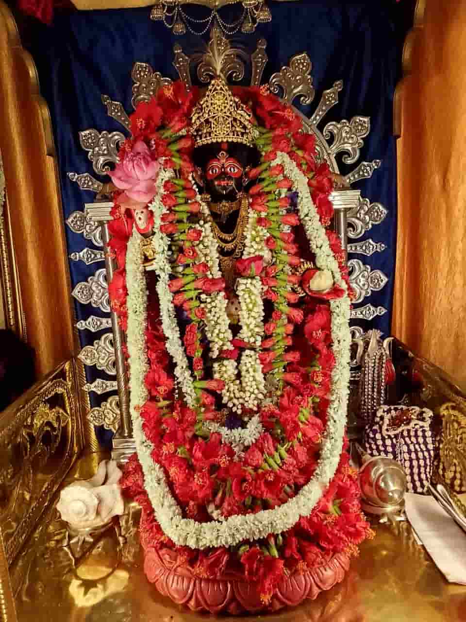 কালো শ্রীঅঙ্গ বেয়ে পড়ছে জল। সকল আলো গিয়ে জমা হল পদপ্রান্তে। এক একটি জলদানা ধারণ করছে একেকটি আলোর টুকরো, ঝকমকে হীরককণার মতো!