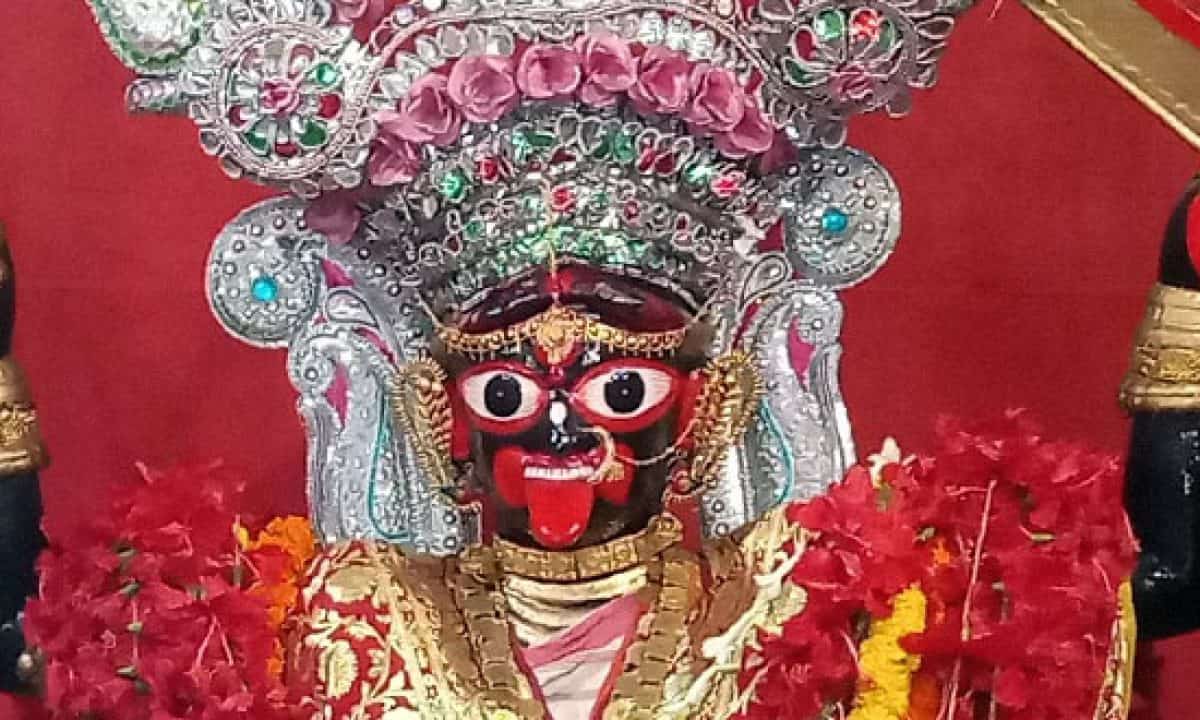  ধড়মড়িয়ে উঠে পড়ে বালক। সকল দ্বিধাদ্বন্দ্ব ঝেড়ে পায়ে পায়ে নেমে আসে নীচে। এক-একটি ঘর পার হয় আর ধক ধক করে বুক। কিন্তু কী আশ্চর্য, সবাই আজ গভীর ঘুমে আচ্ছন্ন! দরজার খিল খুলে সে বাইরে বেরিয়ে আসে। পথে নামে। এমনকি, বাড়ির সংলগ্ন অত বড় সদর থানার প্রহরীদার সেপাইরাও ঘুমে মগ্ন। বালক মনে মনে ভাবে, তাই তো! যে দিন মহামায়া কংসের কারাগারে এসেছিলেন, সে দিন এমনি করেই তো সেপাই থেকে কারারক্ষী, ঘুমিয়ে ছিল সবাই! 